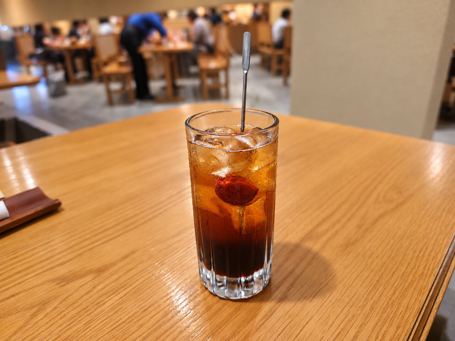 얼음과 매실이 담긴 우메보시 에이드