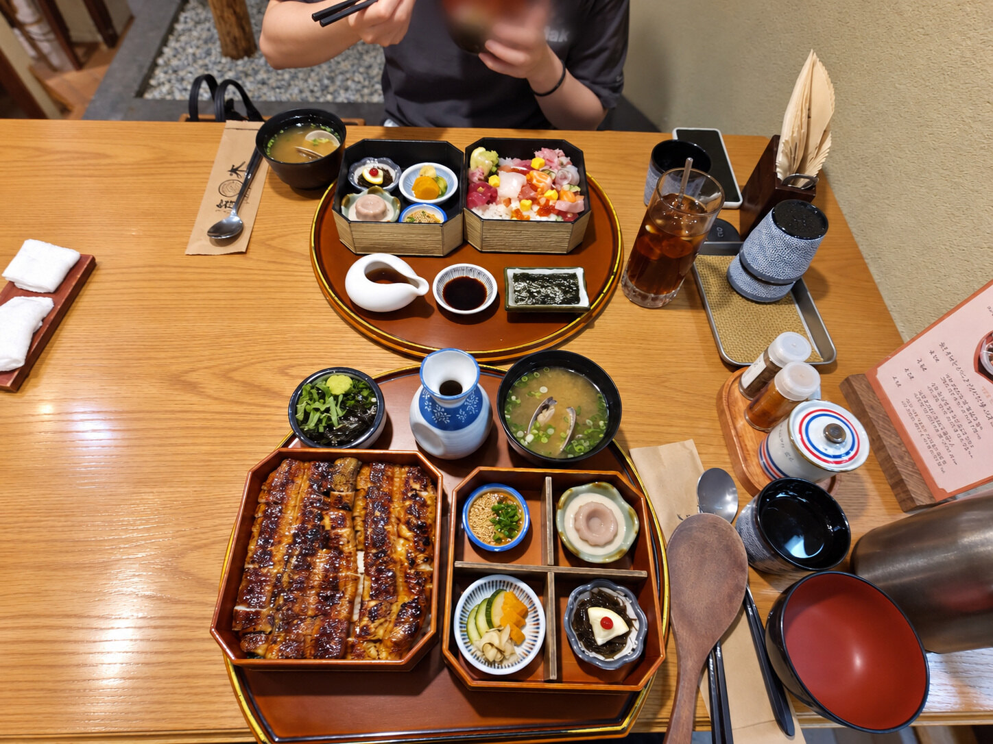 특 히츠마부시와 카이센동을 마주 놓은 두 사람의 식탁